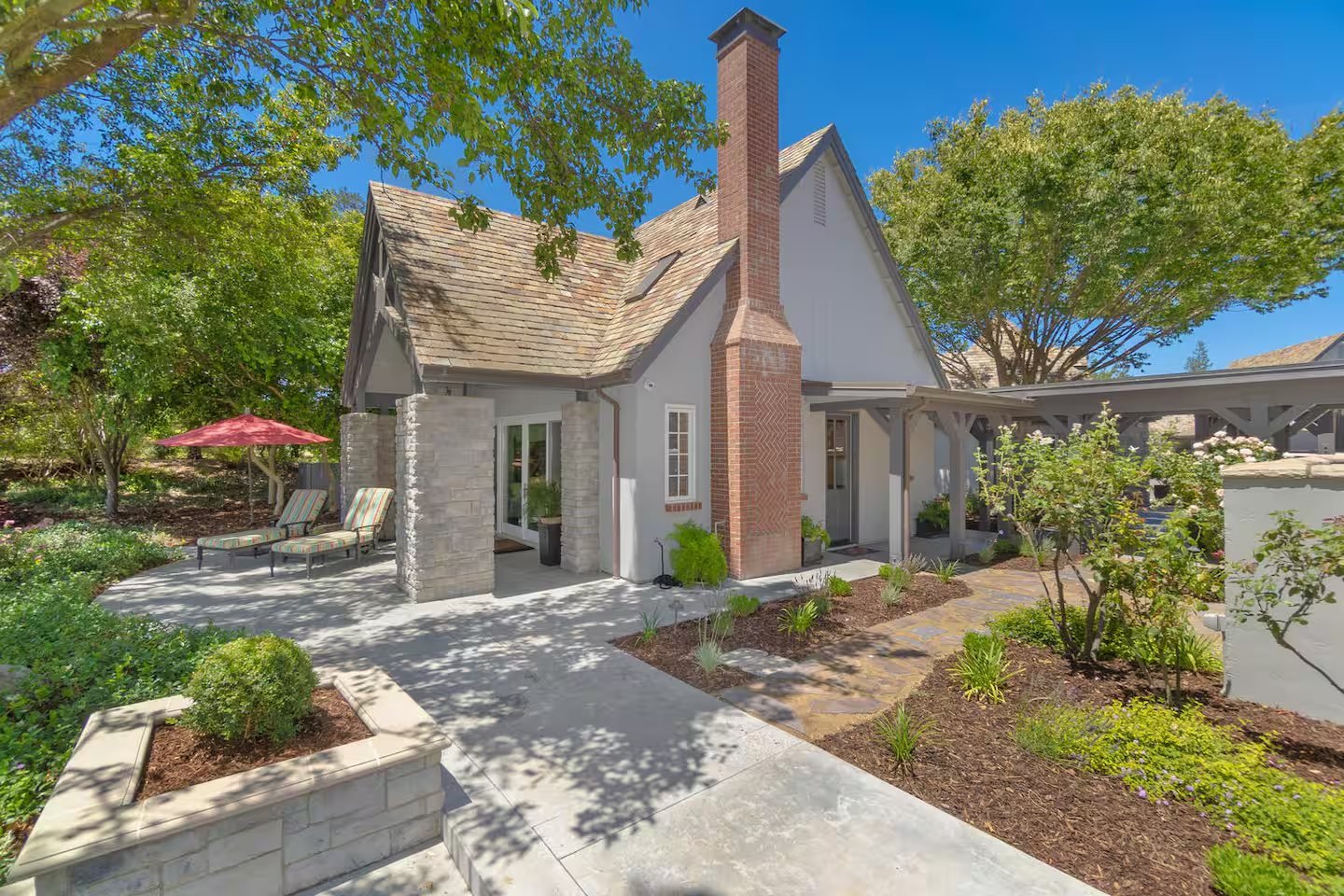 The Lake Cottage exterior with its patio and lounge chairs